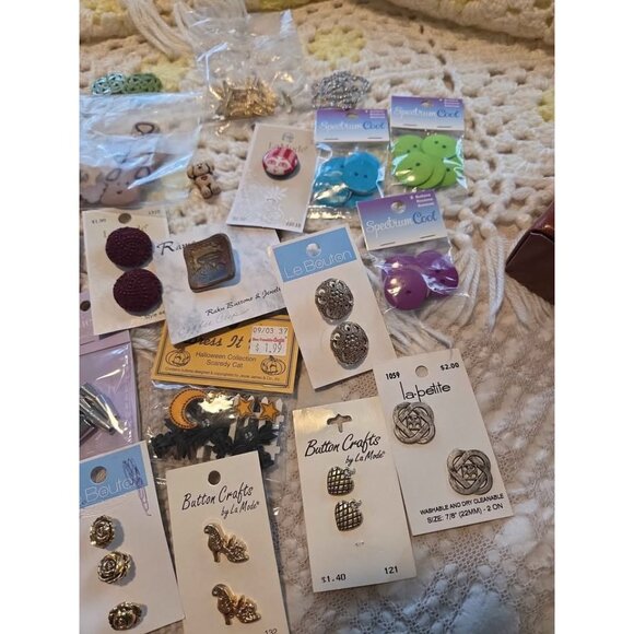 Buttons, charms and jewelry making misc items - Picture 4 of 9